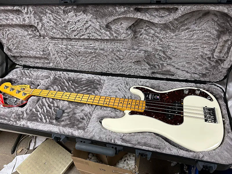 Fender American Professional II Precision Bass with Maple Fretboard - Olympic White